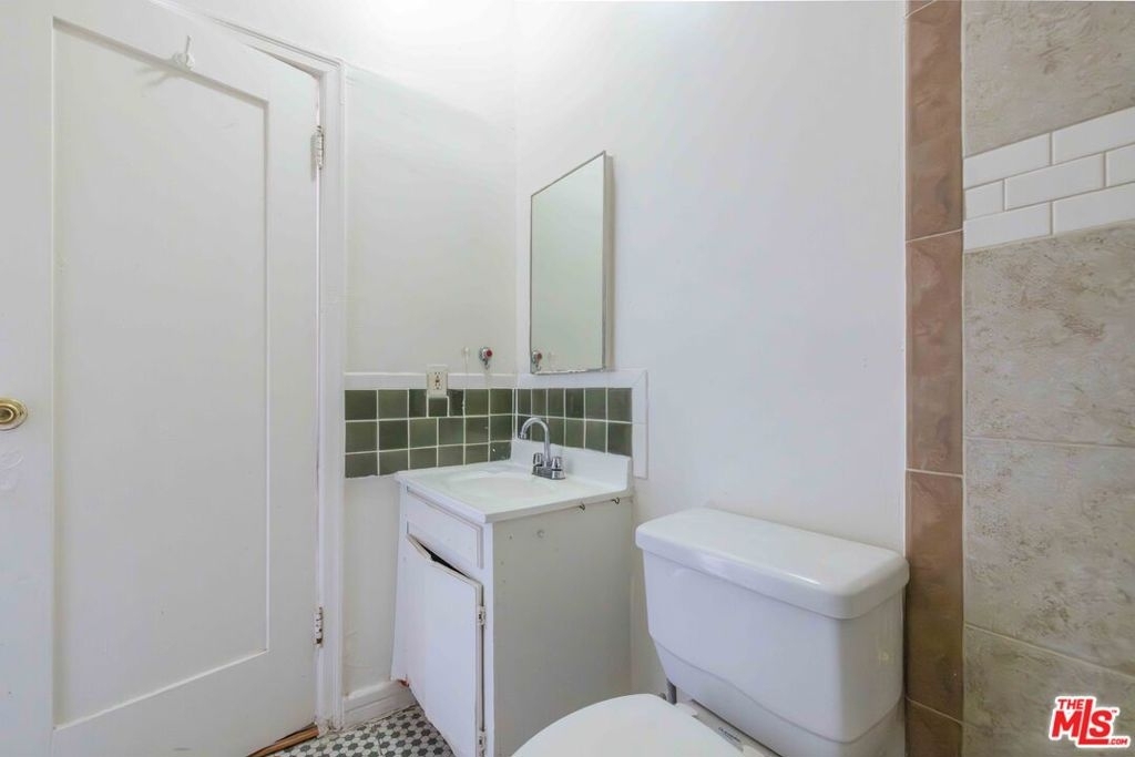 2619 W 8th Street - Photo 12