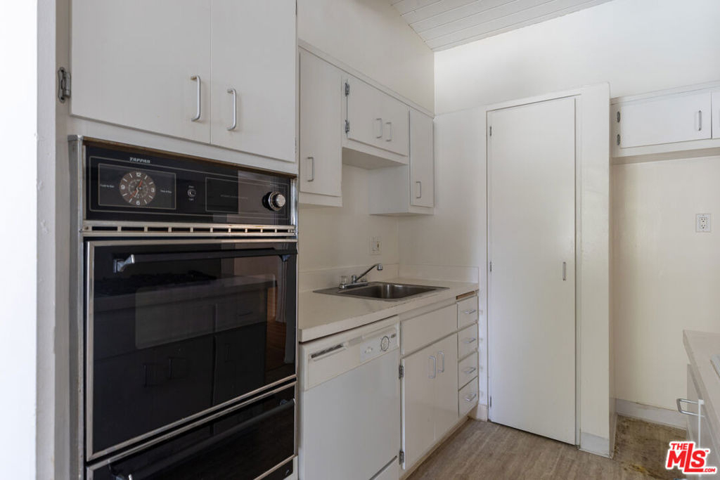 11133 Rose Avenue - Photo 5