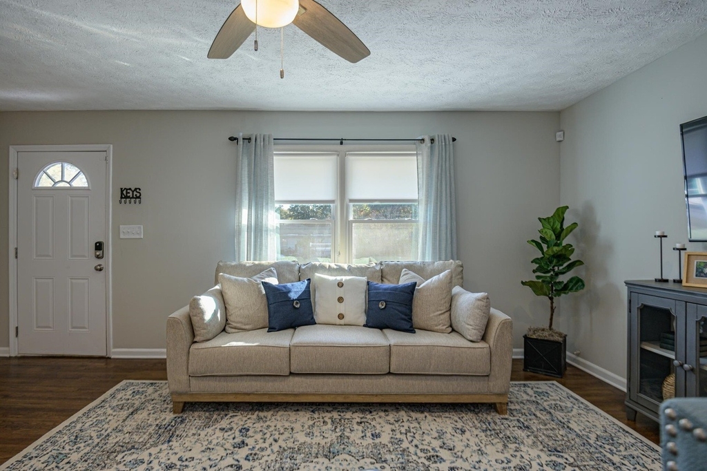 941 Pine Manor - Photo 2
