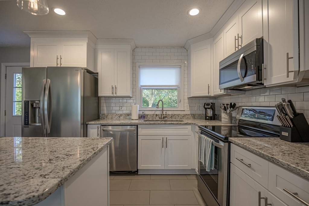 941 Pine Manor - Photo 7