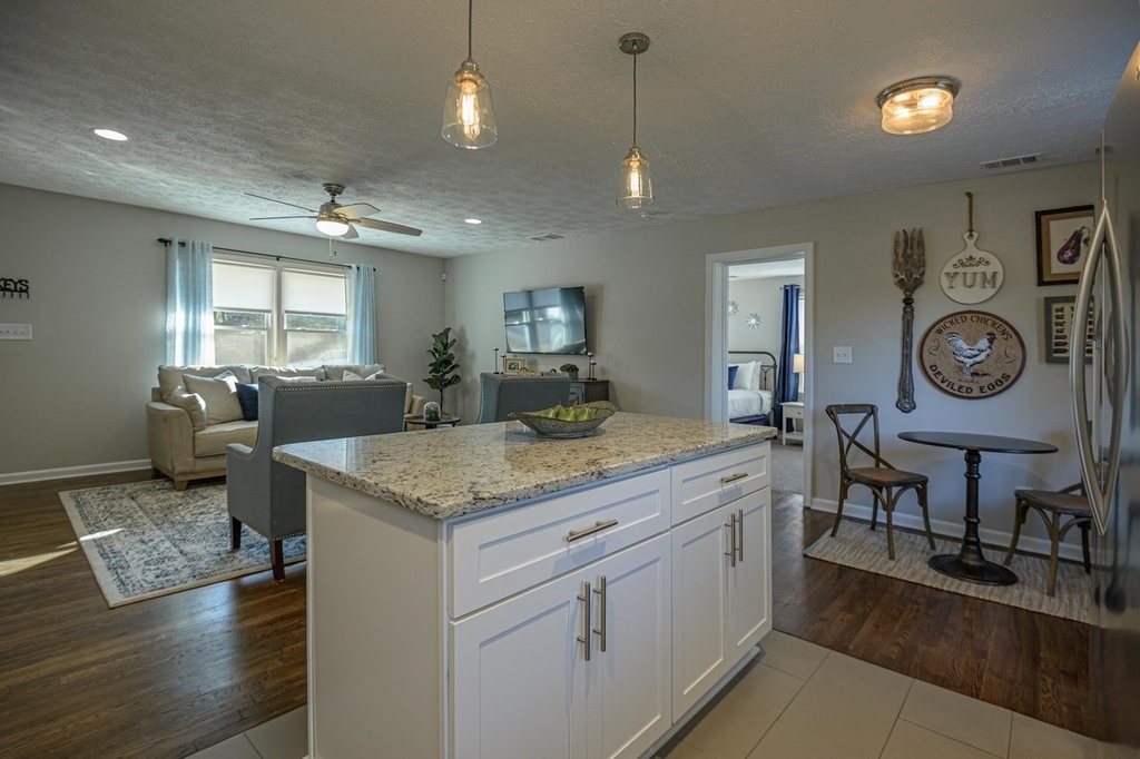 941 Pine Manor - Photo 9