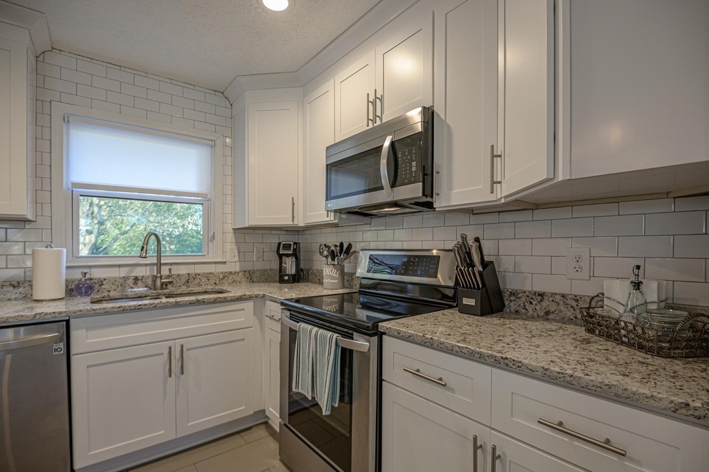 941 Pine Manor - Photo 8