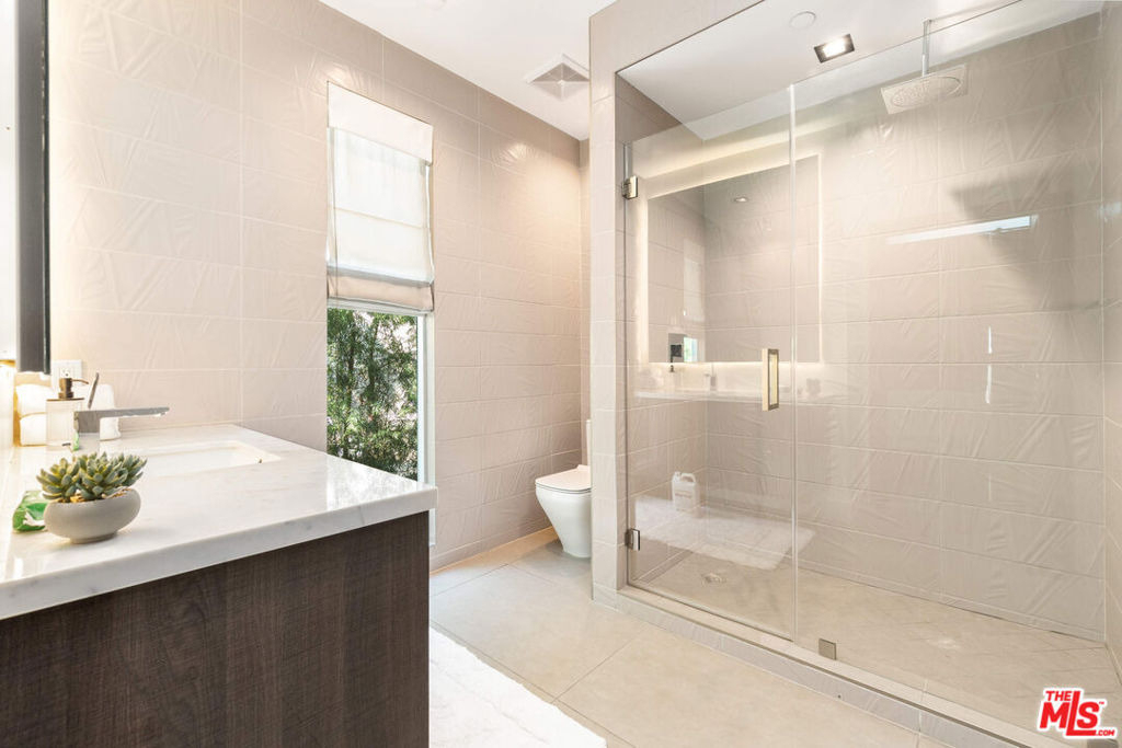 4640 Radford Avenue - Photo 5