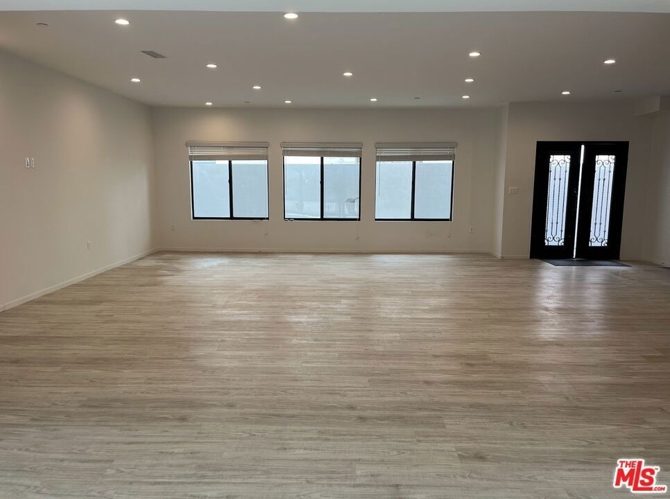 913 Hilldale Avenue - Photo 2