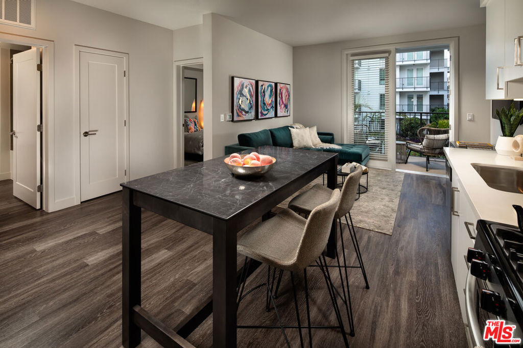 687 S Hobart Boulevard - Photo 2