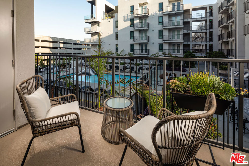 687 S Hobart Boulevard - Photo 16