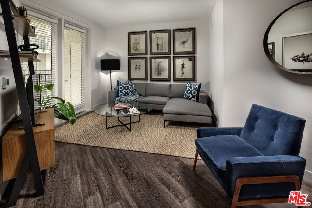 687 S Hobart Boulevard - Photo 9