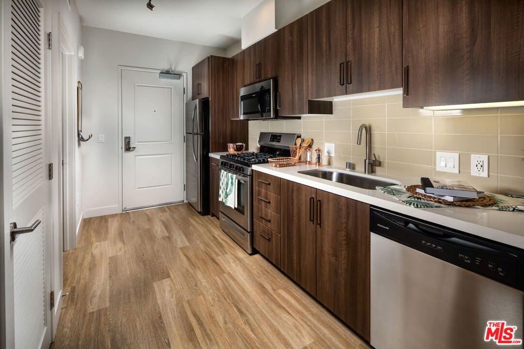 687 S Hobart Boulevard - Photo 5