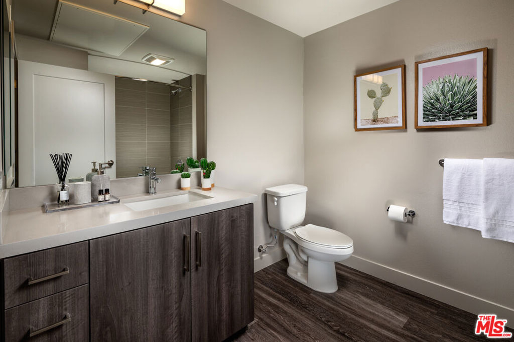 687 S Hobart Boulevard - Photo 11