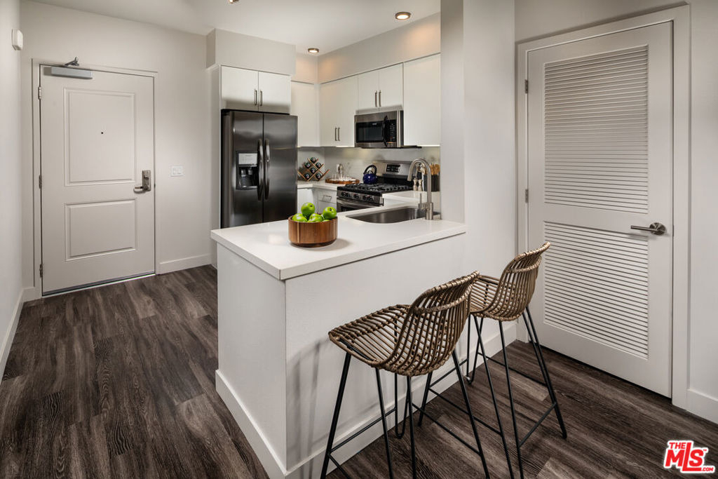 687 S Hobart Boulevard - Photo 7