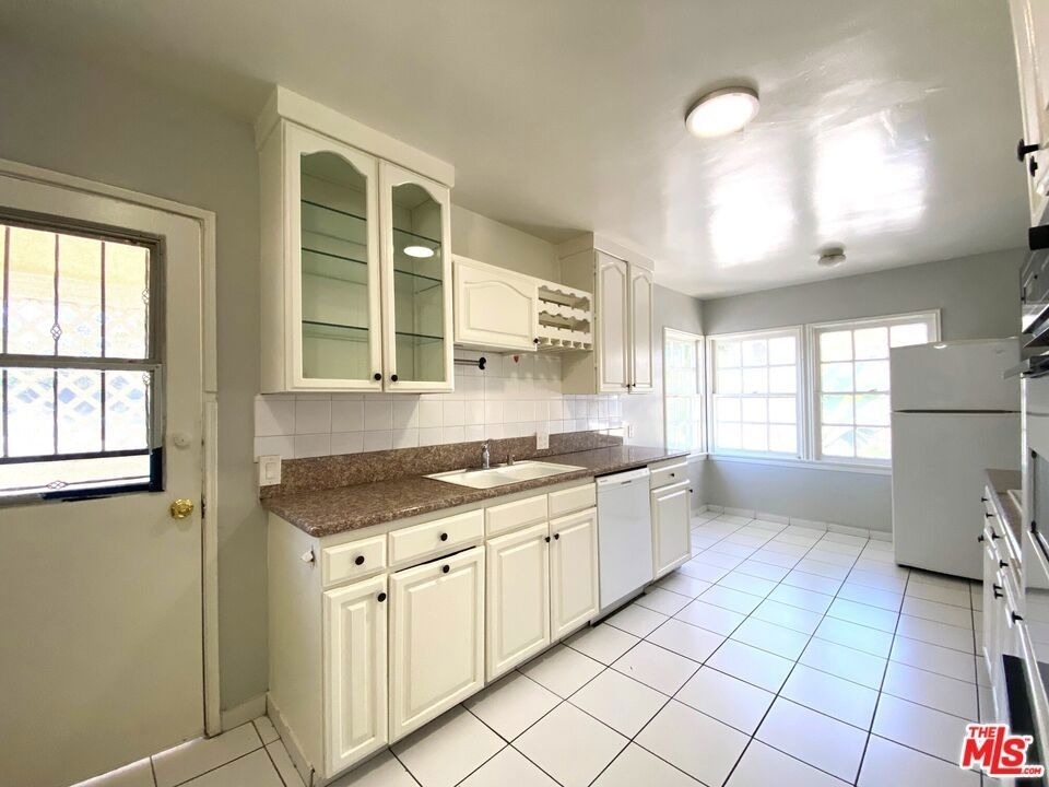 10682 Kinnard Avenue - Photo 7