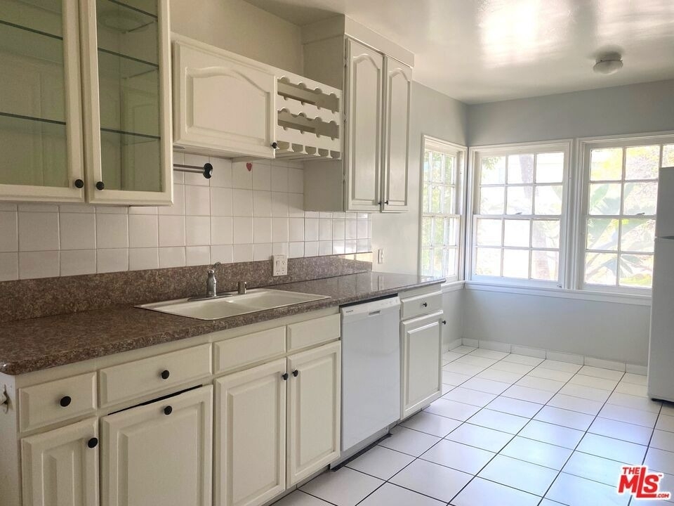 10682 Kinnard Avenue - Photo 6