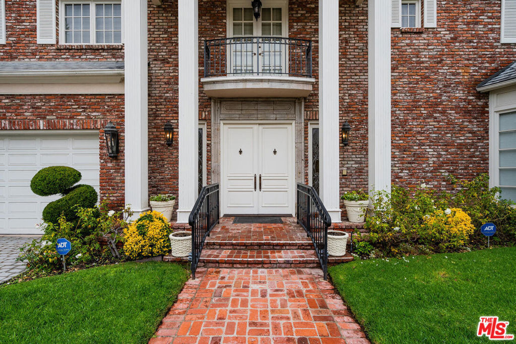604 N Linden Drive - Photo 1