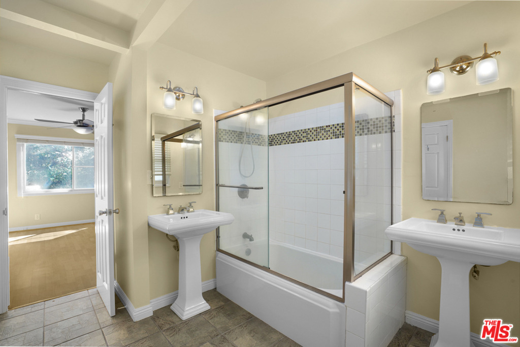 2820 Arizona Avenue - Photo 7