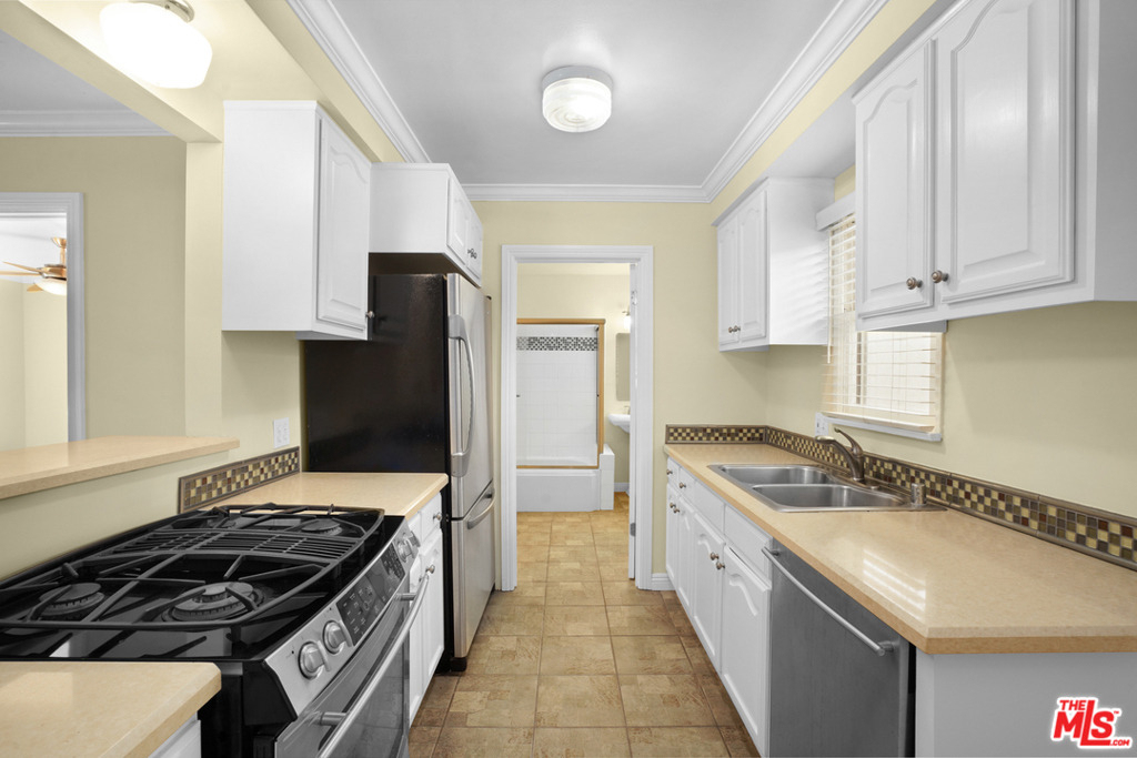 2820 Arizona Avenue - Photo 5