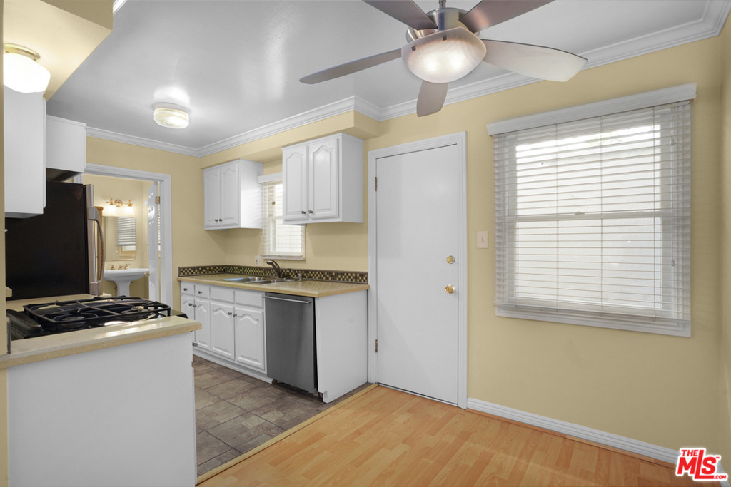 2820 Arizona Avenue - Photo 4