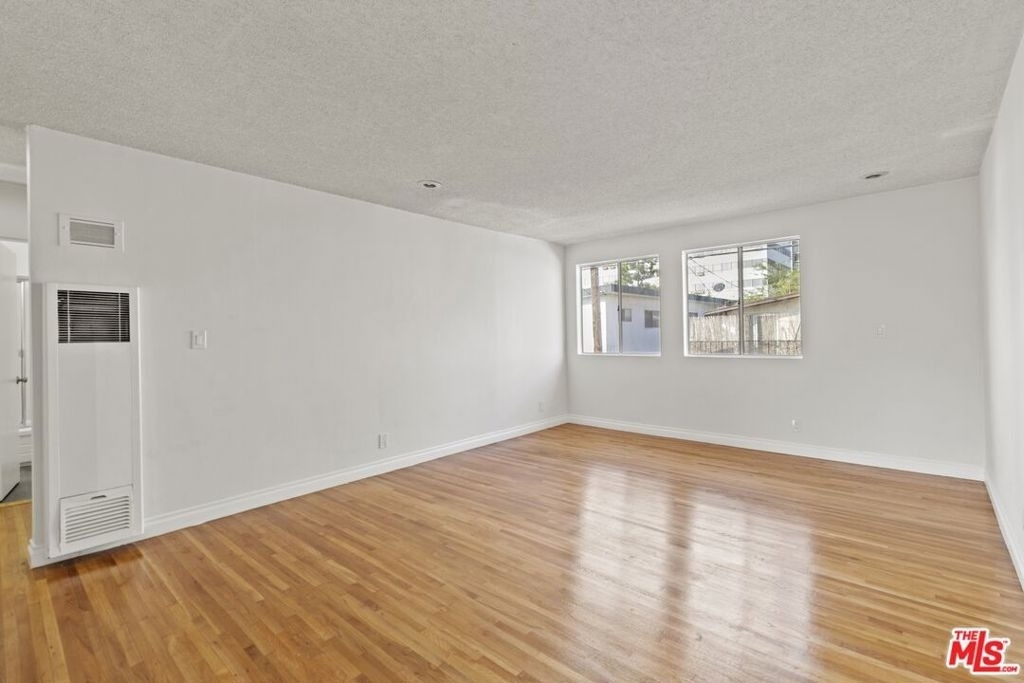 1233 Barry Avenue - Photo 7