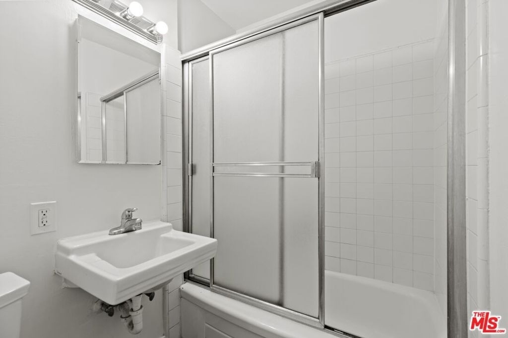 1233 Barry Avenue - Photo 3