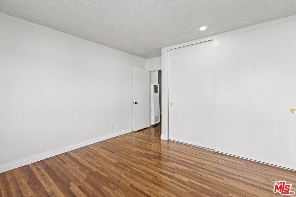 1233 Barry Avenue - Photo 2