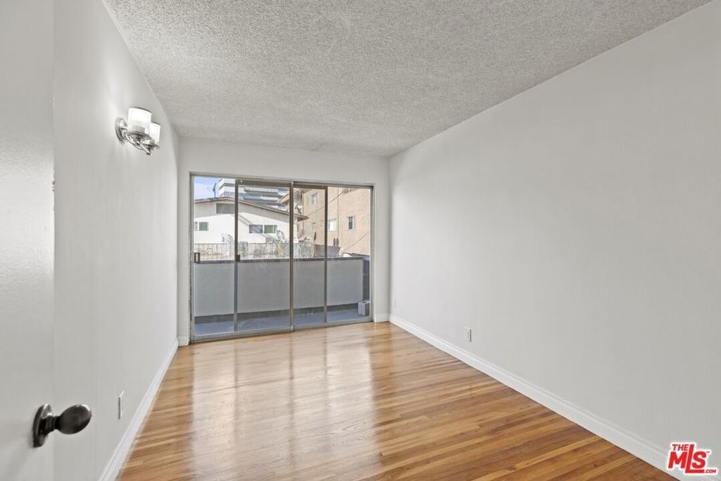 1233 Barry Avenue - Photo 4