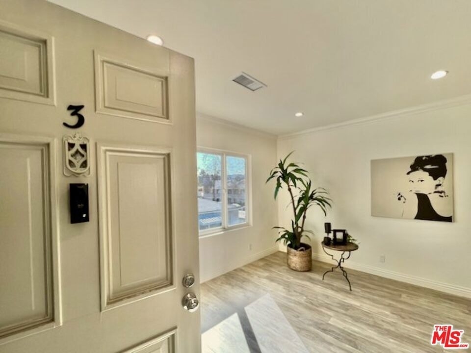 124 N Pass Avenue - Photo 0