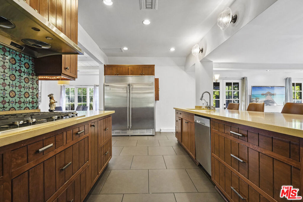 23057 Sylvan Street - Photo 5