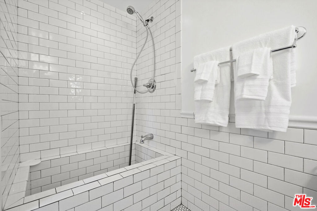 23057 Sylvan Street - Photo 11