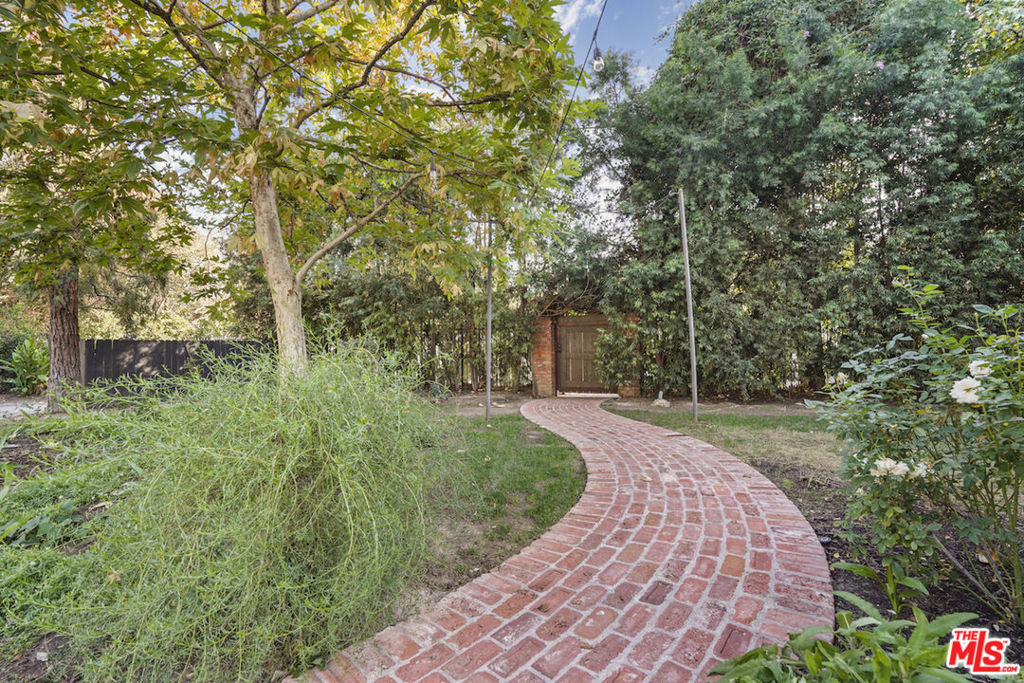 23057 Sylvan Street - Photo 19