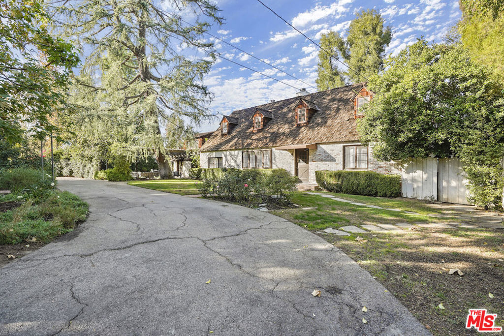 23057 Sylvan Street - Photo 20