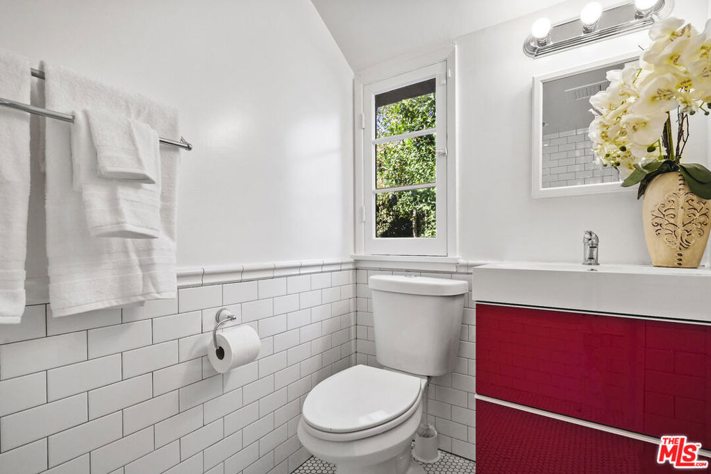 23057 Sylvan Street - Photo 10