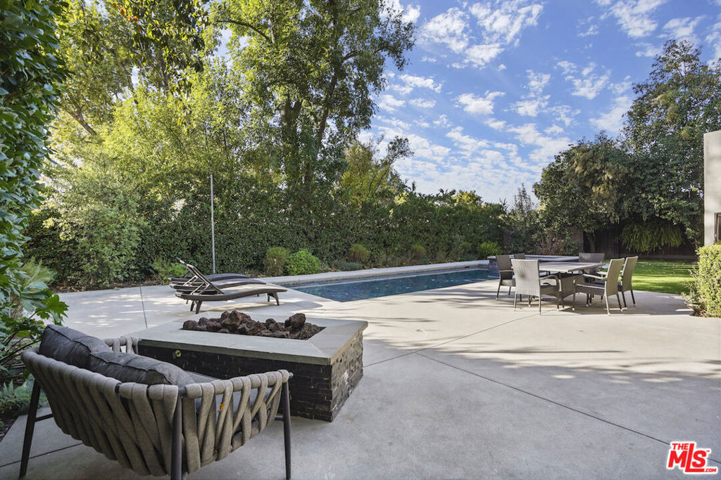 23057 Sylvan Street - Photo 17