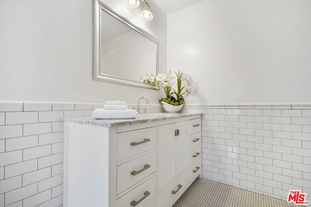 23057 Sylvan Street - Photo 14