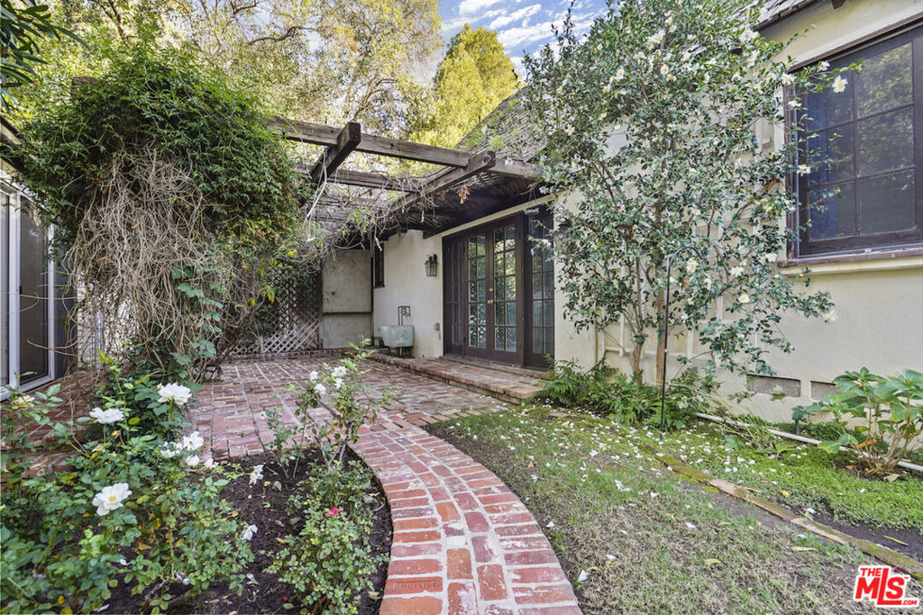 23057 Sylvan Street - Photo 16