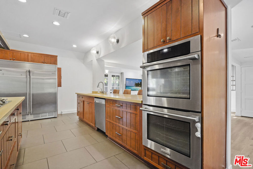 23057 Sylvan Street - Photo 4