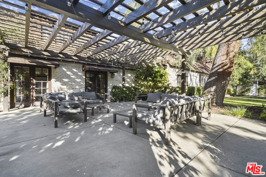 23057 Sylvan Street - Photo 18