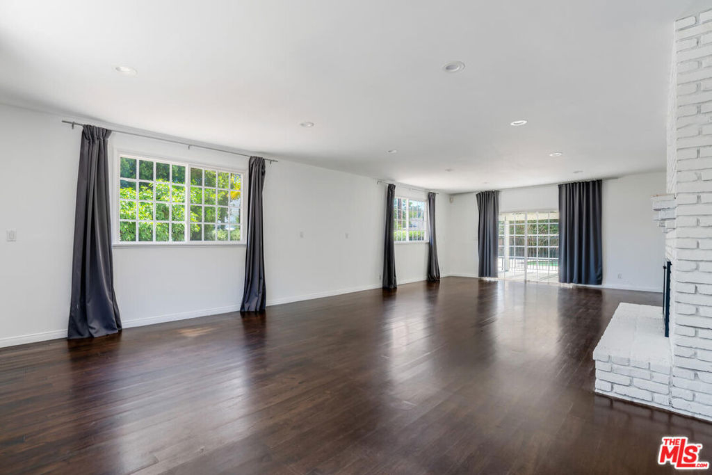 5504 Tyrone Avenue - Photo 3
