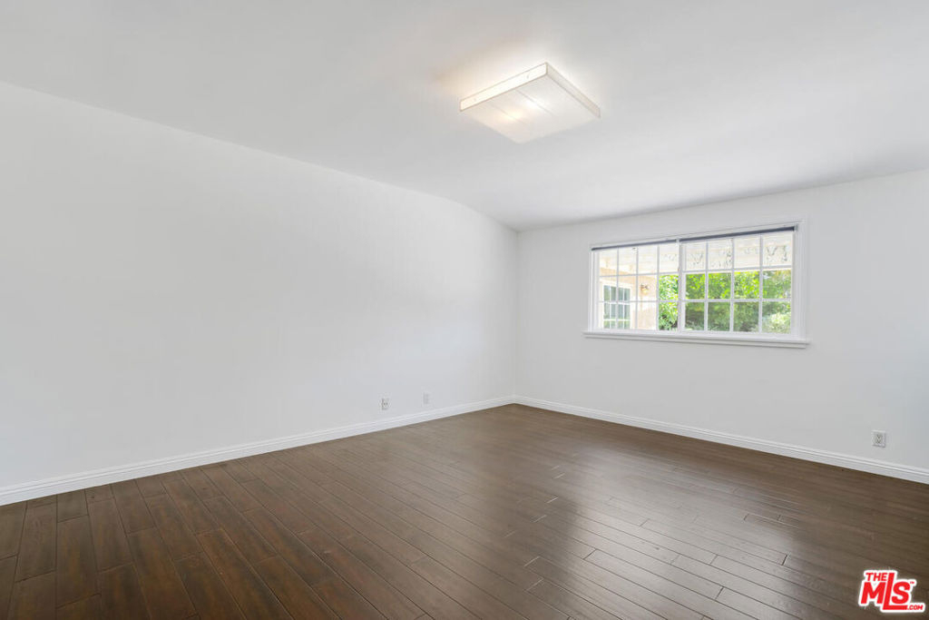 5504 Tyrone Avenue - Photo 6