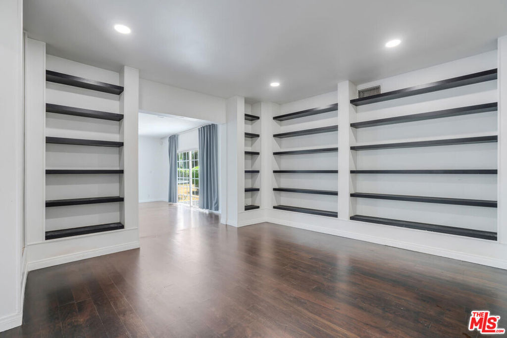5504 Tyrone Avenue - Photo 2