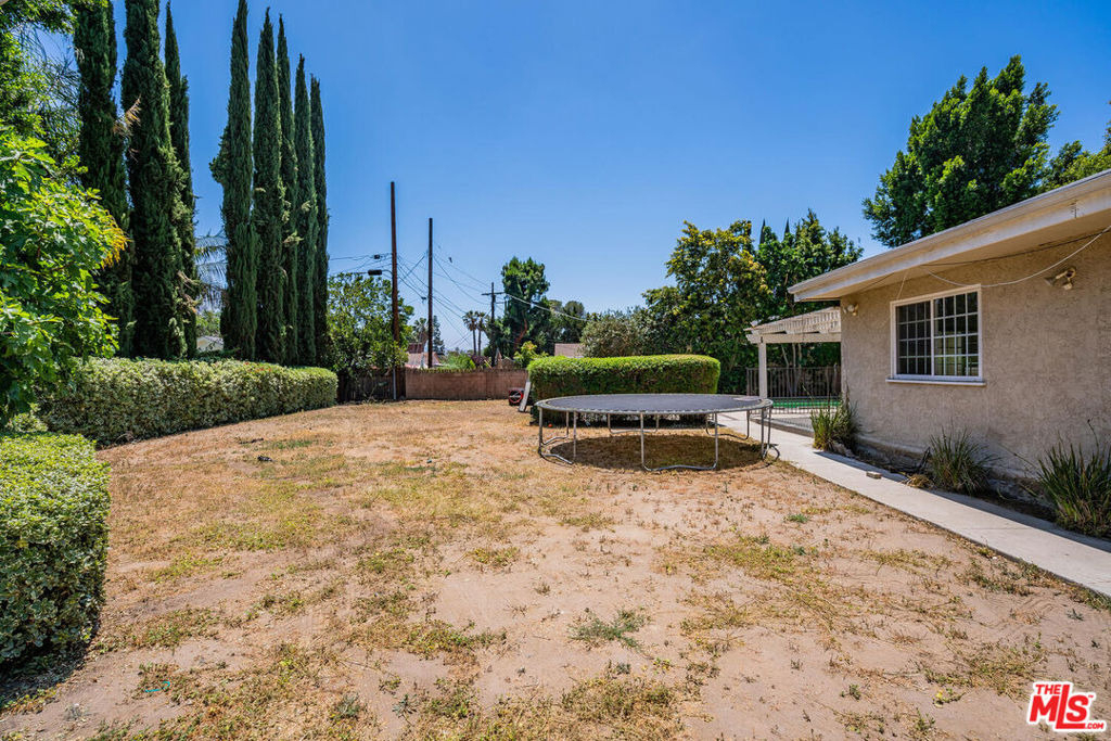 5504 Tyrone Avenue - Photo 10