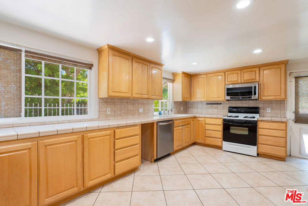 5504 Tyrone Avenue - Photo 4