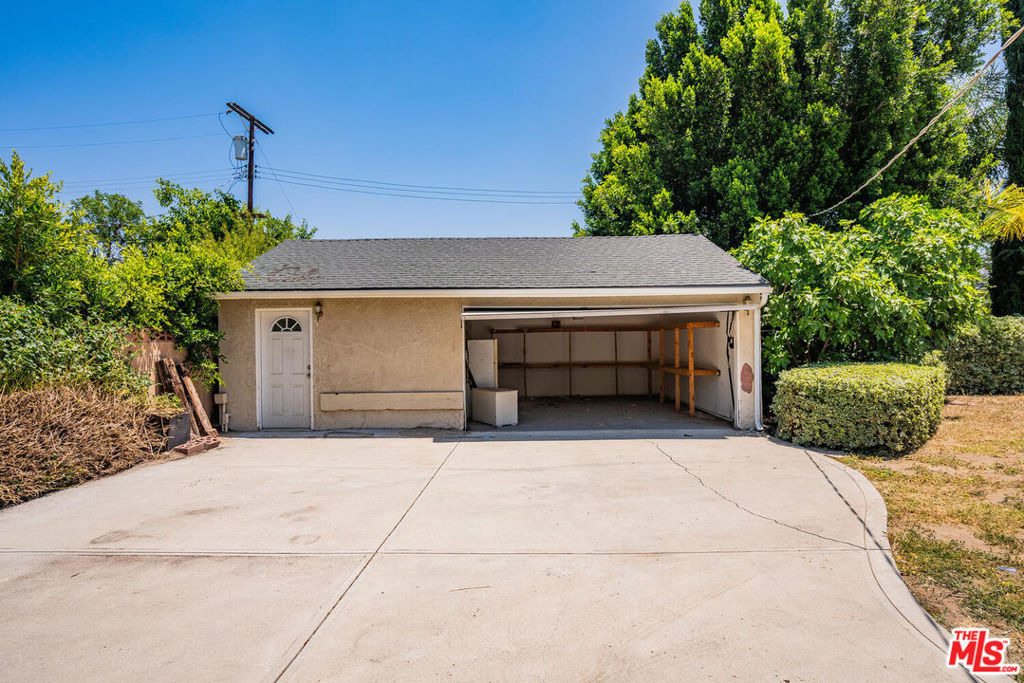5504 Tyrone Avenue - Photo 9