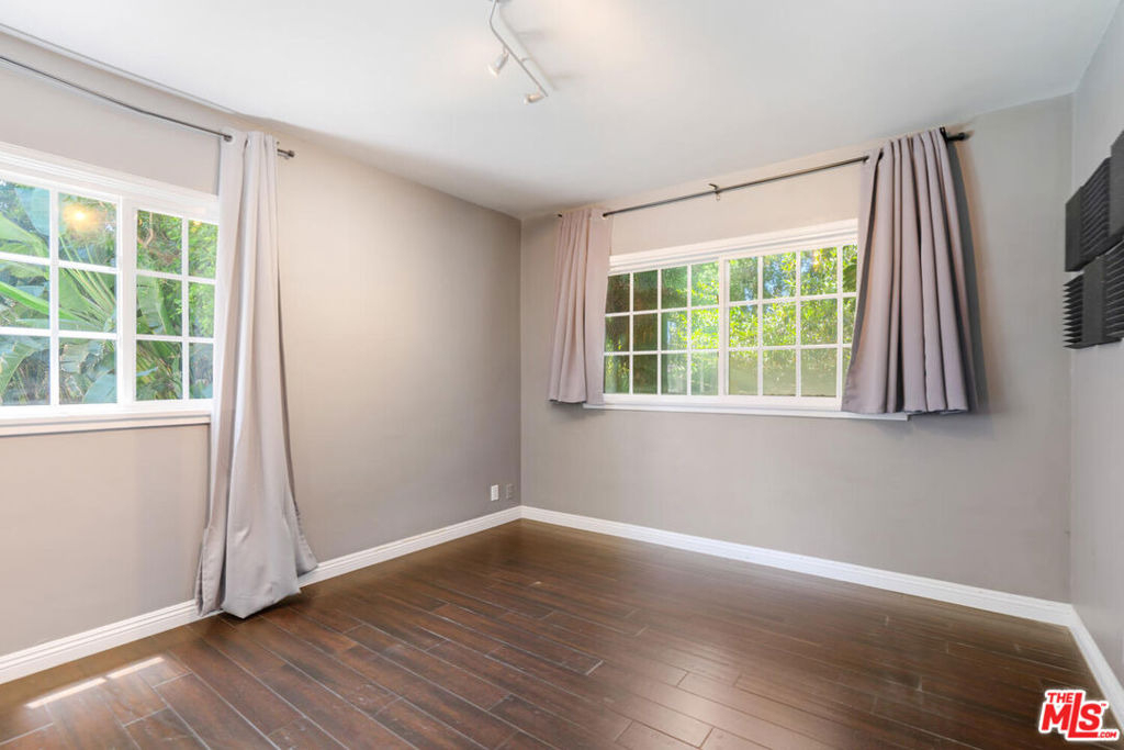 5504 Tyrone Avenue - Photo 7
