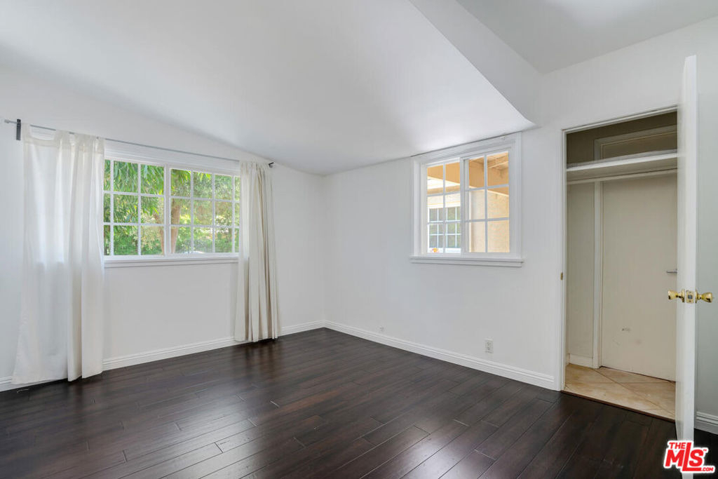 5504 Tyrone Avenue - Photo 5