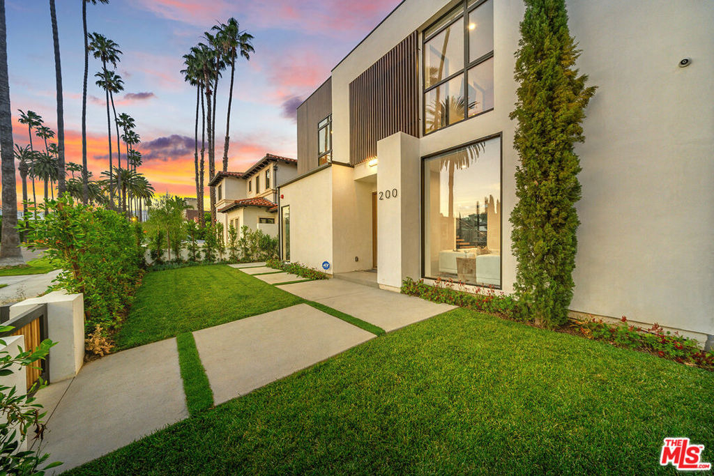 200 N Doheny Drive - Photo 2