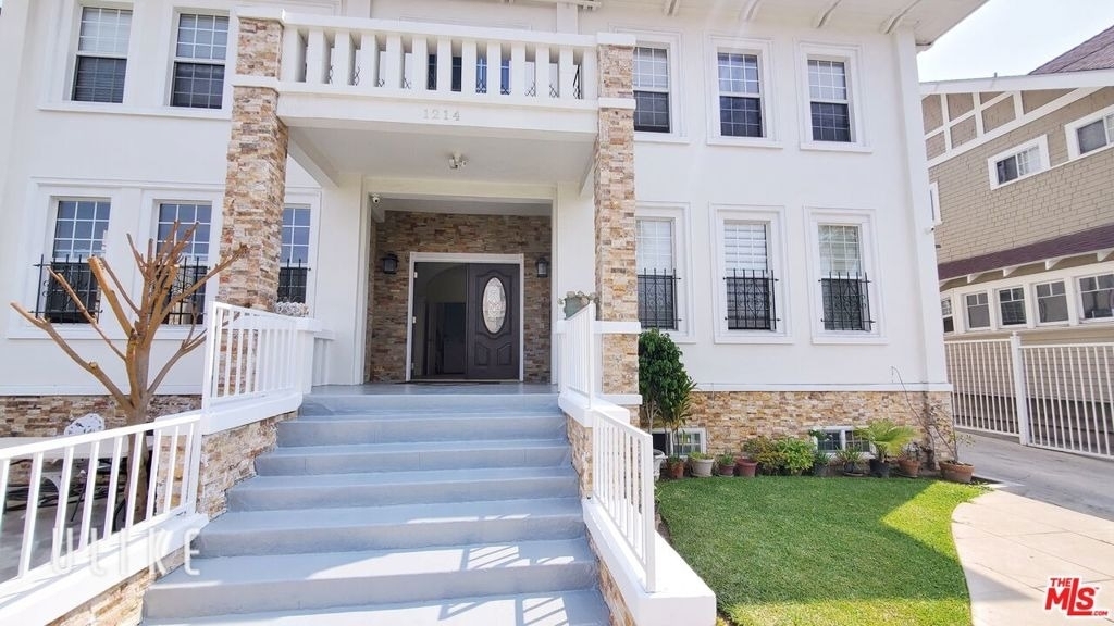 1214 S Norton Avenue - Photo 1