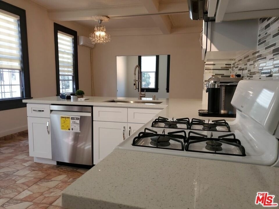 1214 S Norton Avenue - Photo 3