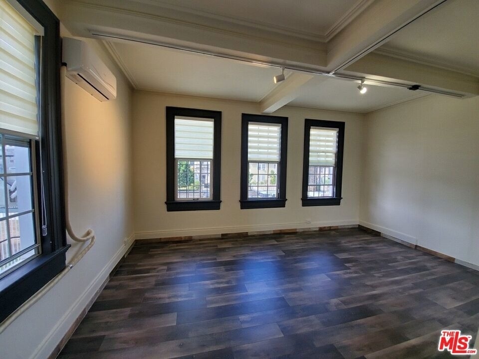 1214 S Norton Avenue - Photo 6