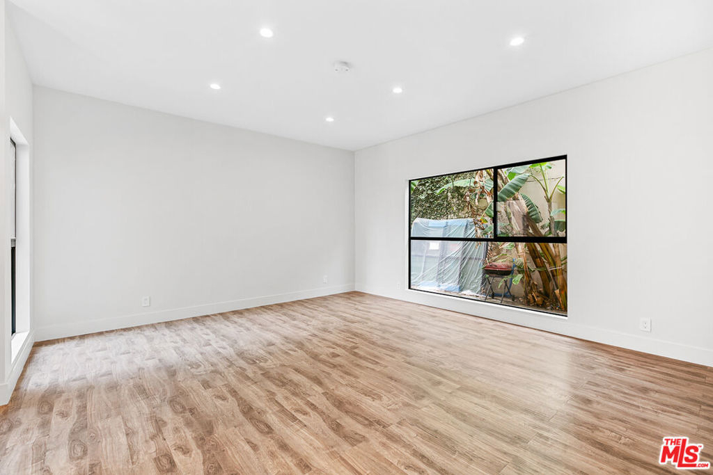 7223 Willoughby Avenue - Photo 3