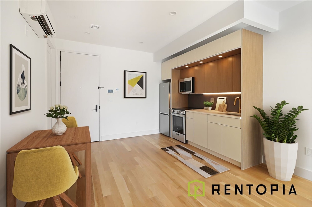 494 Manhattan Avenue - Photo 2