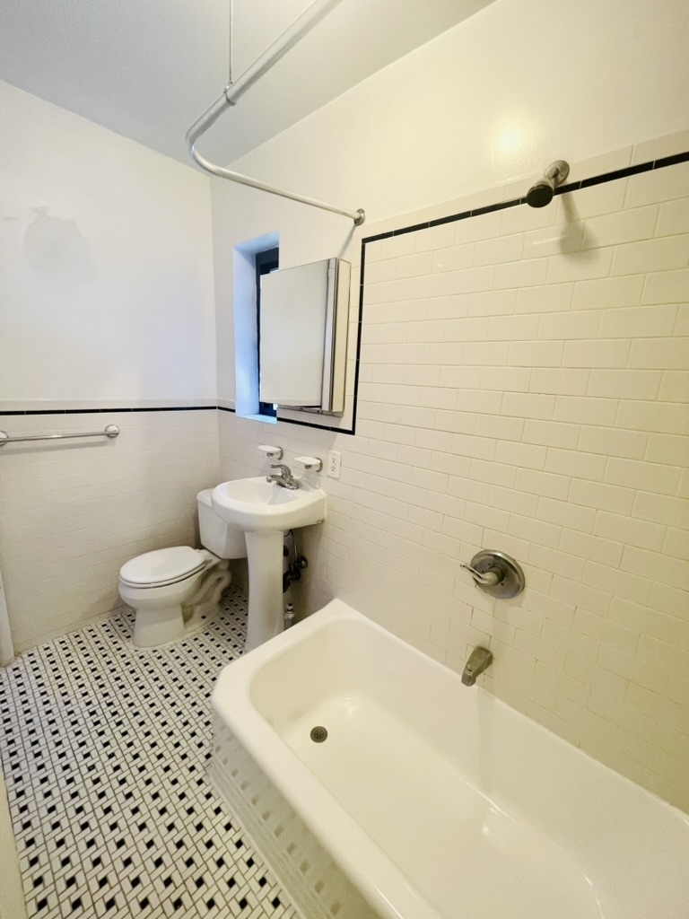 212 Grand Street - Photo 4